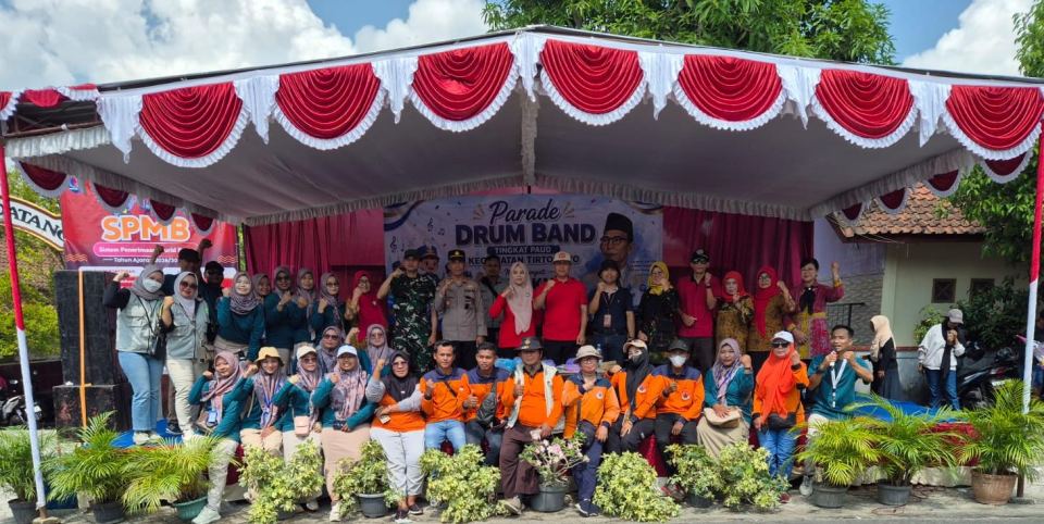 Parade drumband TK dan paud se kecamatan Tirtomoyo
