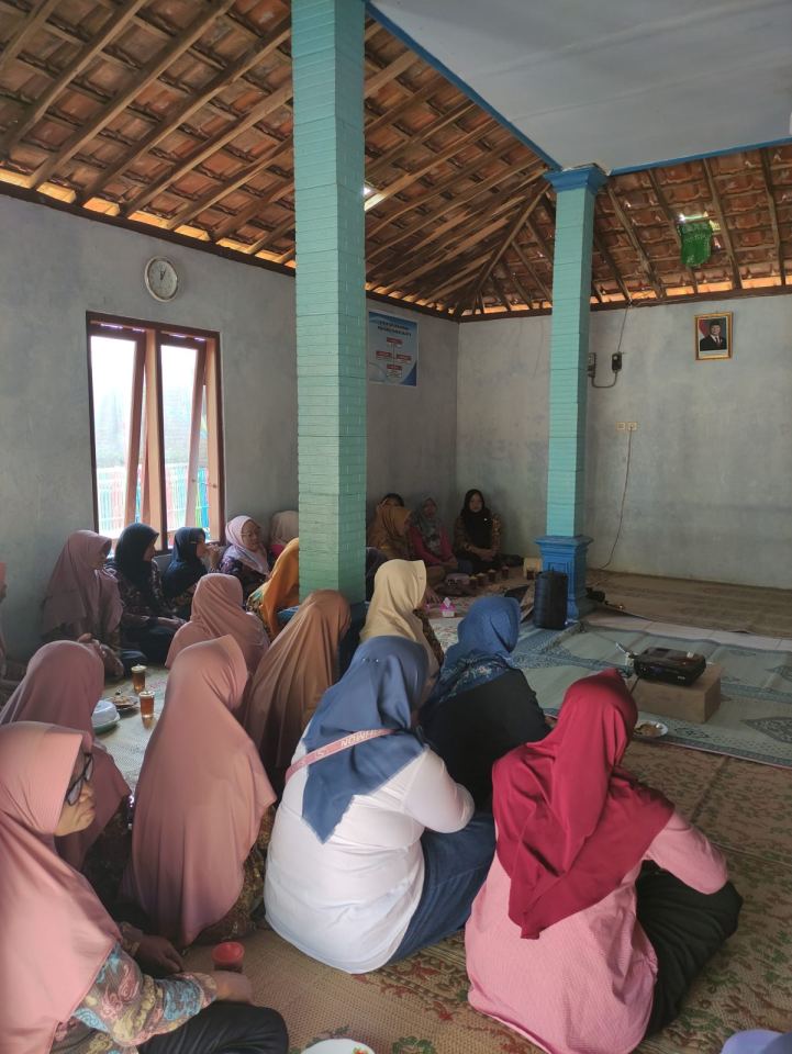 Sosialisasi Pemanfaatan Media Sosial sebagai Sarana Publikasi Program Pemanfaatan Media Tanam kepada Bunda PKK