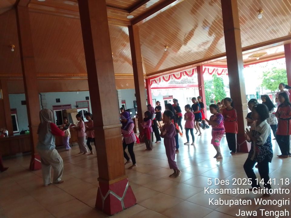 Penguatan Literasi Budaya melalui Kelas Tari Anak di Kecamatan Giritontro