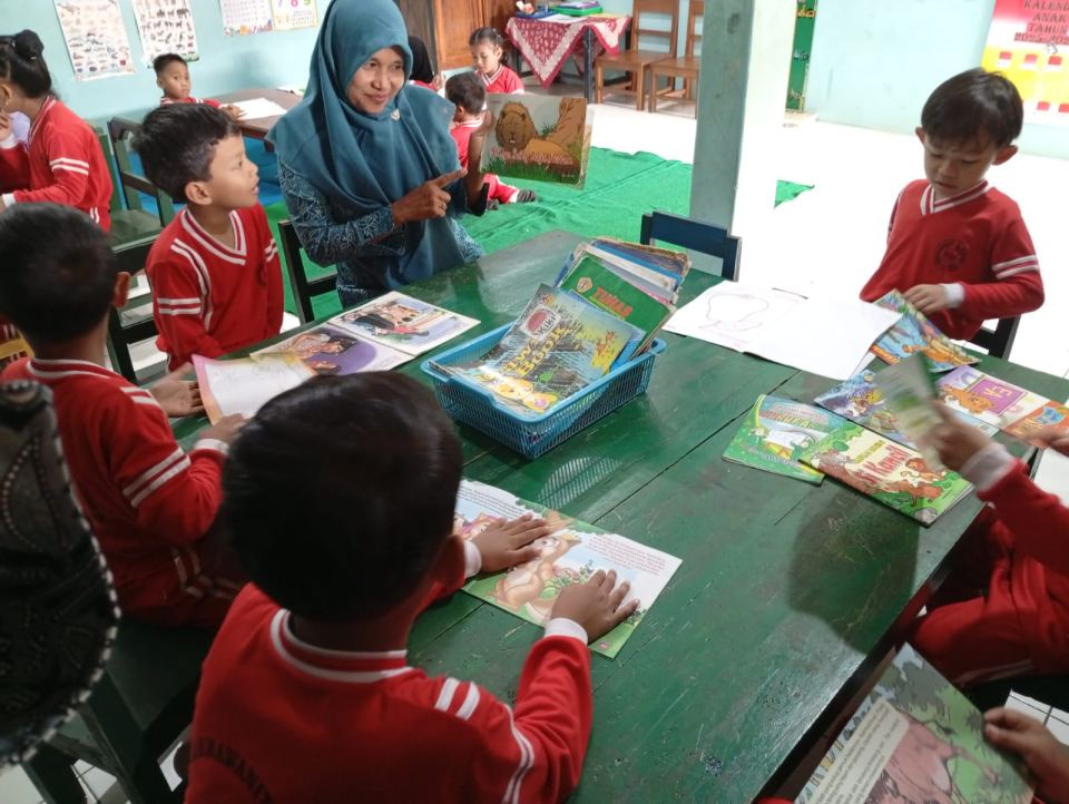 Pengembangan Minat Baca Anak PAUD Melalui Media Buku di TK Dharma Wanita Pondok 1