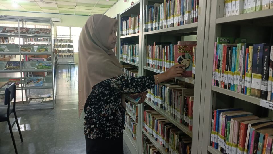 Petugas Perpustakaan Rutin Melakukan Shelving untuk Menjaga Kerapian dan Kemudahan Akses Koleksi