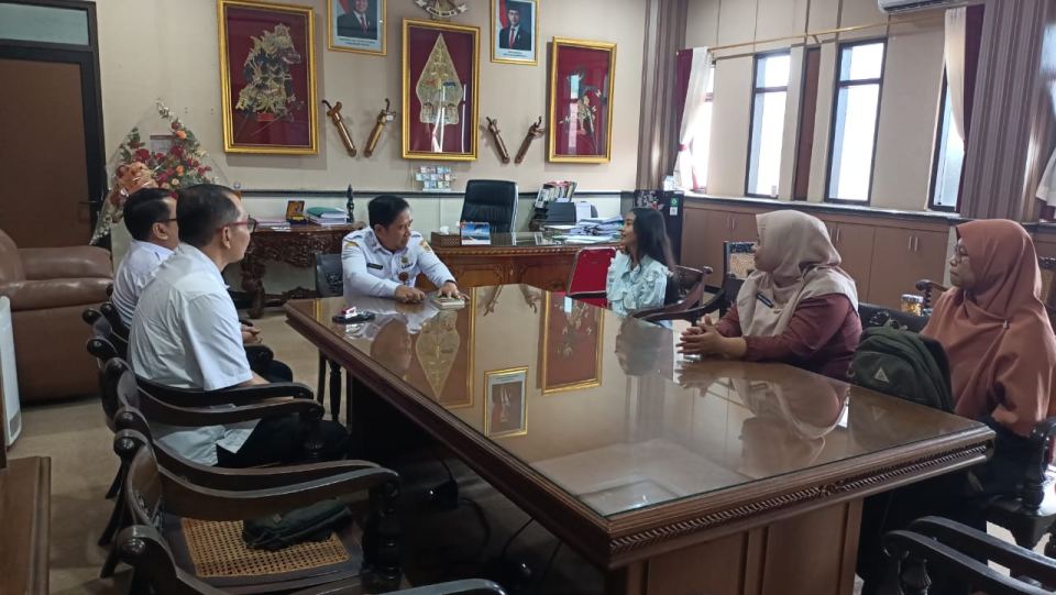 Sekda Wonogiri Berikan Hadiah Buku kepada Pemenang Lomba Resensi Buku Tahun 2025