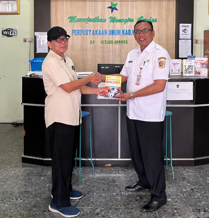 Dinas Kearsipan dan Perpustakaan Kabupaten Wonogiri Terima Hibah Buku Layak Pakai dari Pensiunan Dinas Perdagangan dan KUKM
