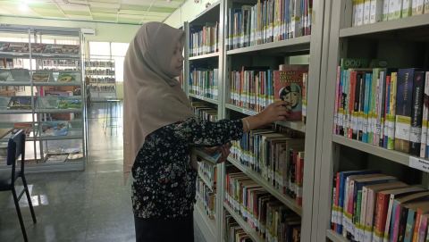 Petugas Perpustakaan Rutin Melakukan Shelving untuk Menjaga Kerapian dan Kemudahan Akses Koleksi