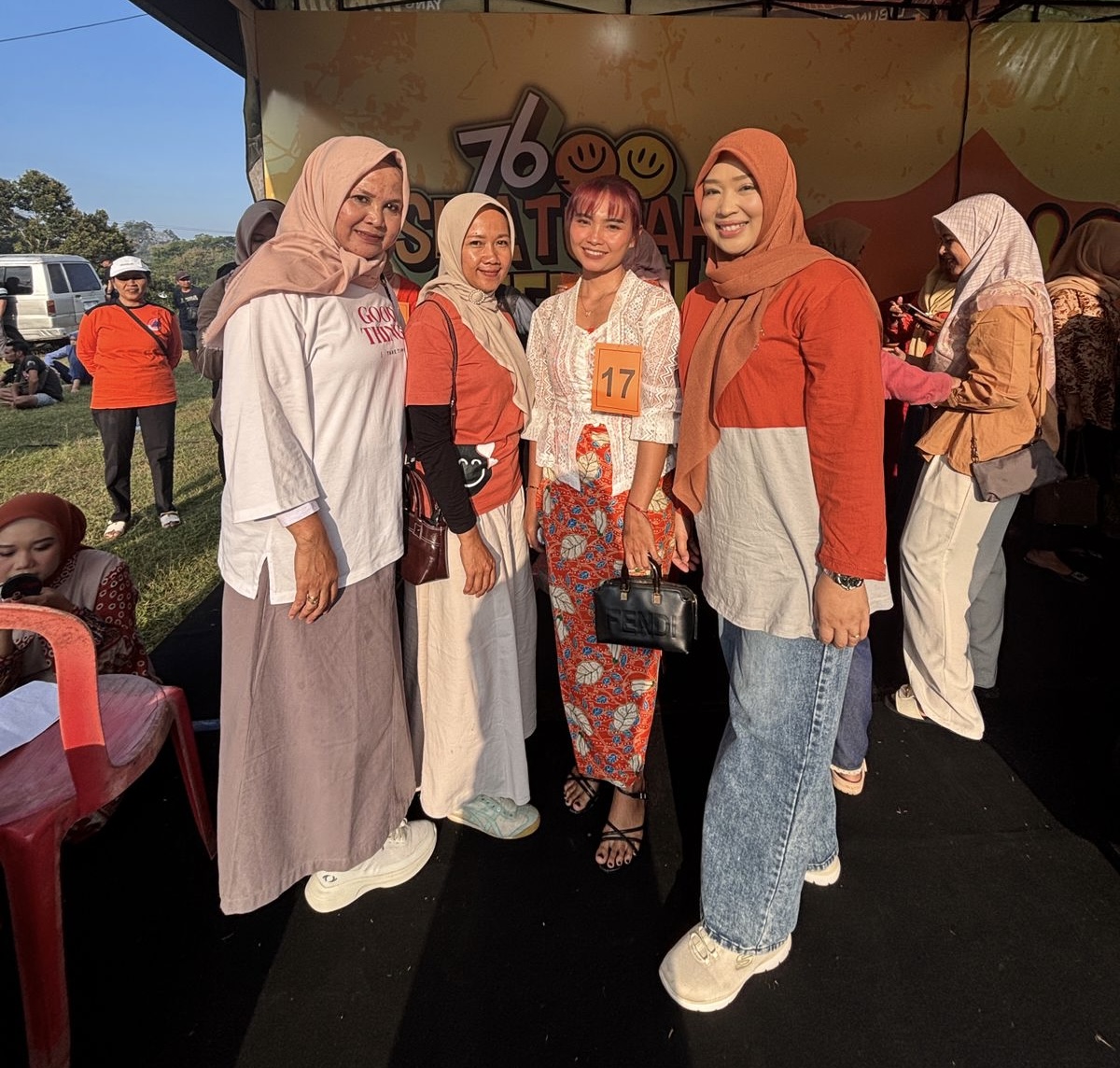 Lomba Make Up Untuk Diri Sendiri Menghadiri Resepsi