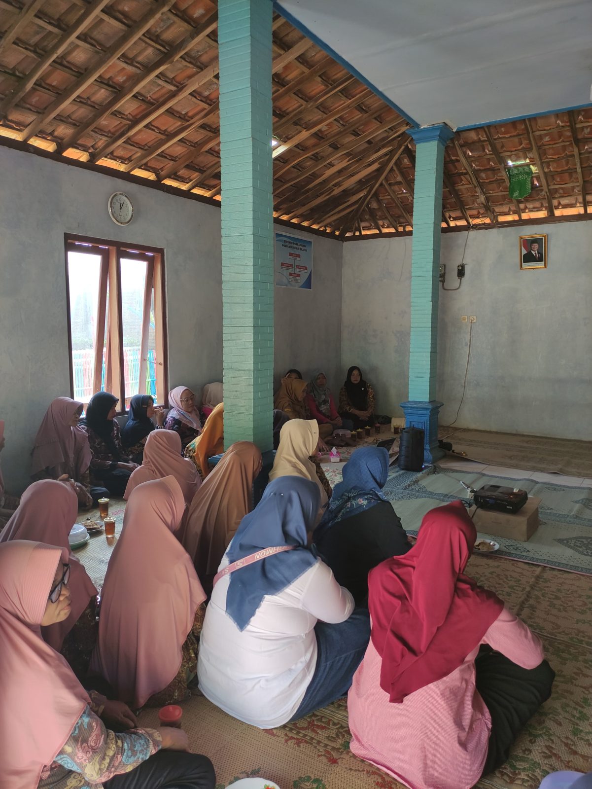 Sosialisasi Pemanfaatan Media Sosial sebagai Sarana Publikasi Program Pemanfaatan Media Tanam kepada Bunda PKK
