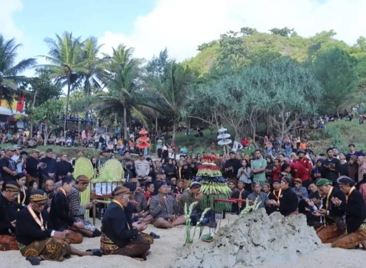 Melalui Labuhan Ageng Bunda Literasi Ajak Masyarakat Lestarikan Tradisi Adat