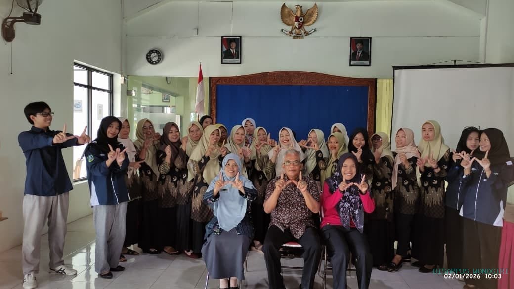 Peluncuran aplikasi "AKSI POSYANDU" Untuk memperkuat Pendidikan Literasi dan Edukasi Masyarakat  ( PELITA EMAS )  Di Desa Slogoretno