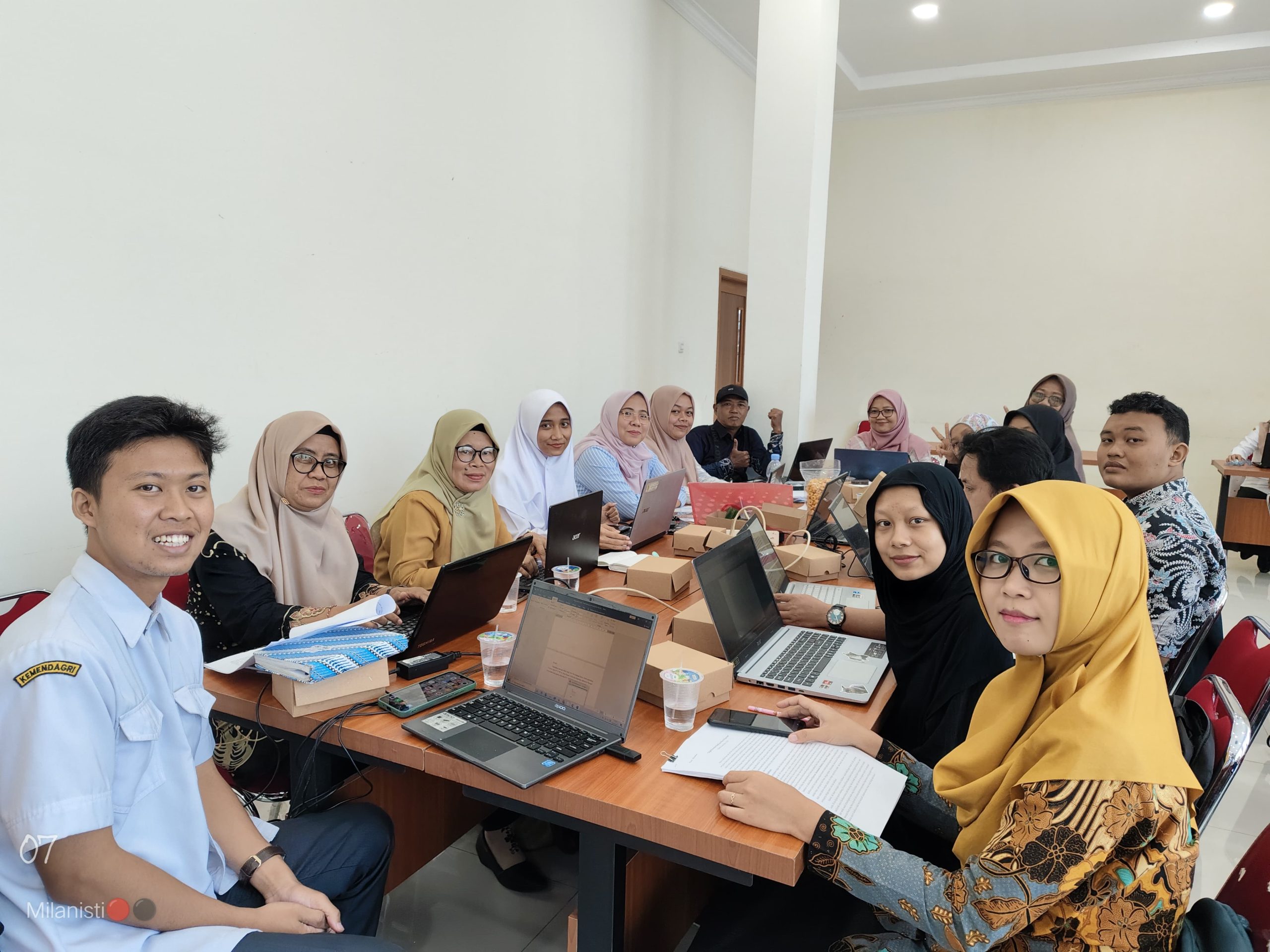 Mengikuti Kegiatan Pelatihan Penulisan Berbasis Budaya Lokal untuk Penguatan Literasi Komunitas