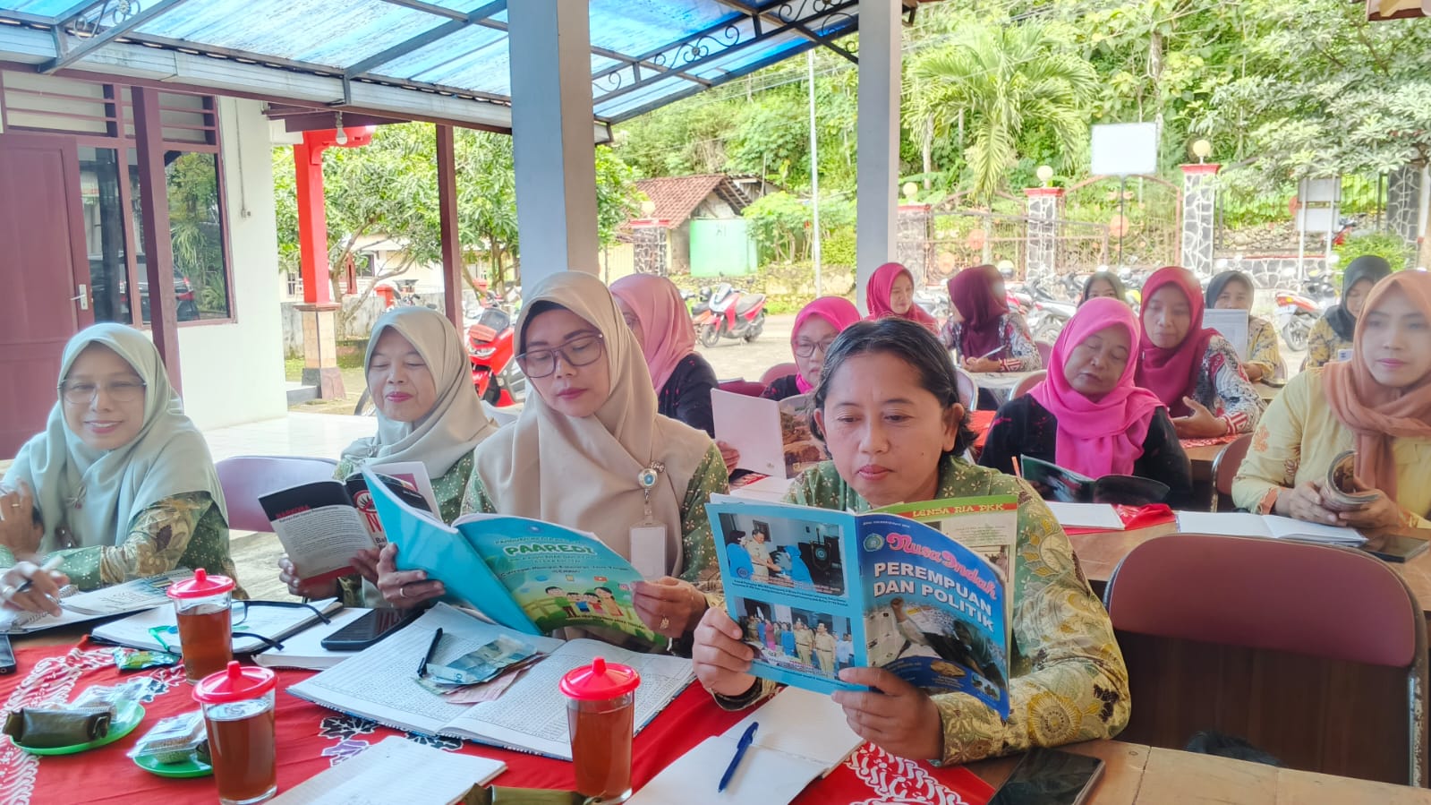Membaca Sebelum Berbagi: Menguatkan Budaya Literasi di PKK Paranggupito