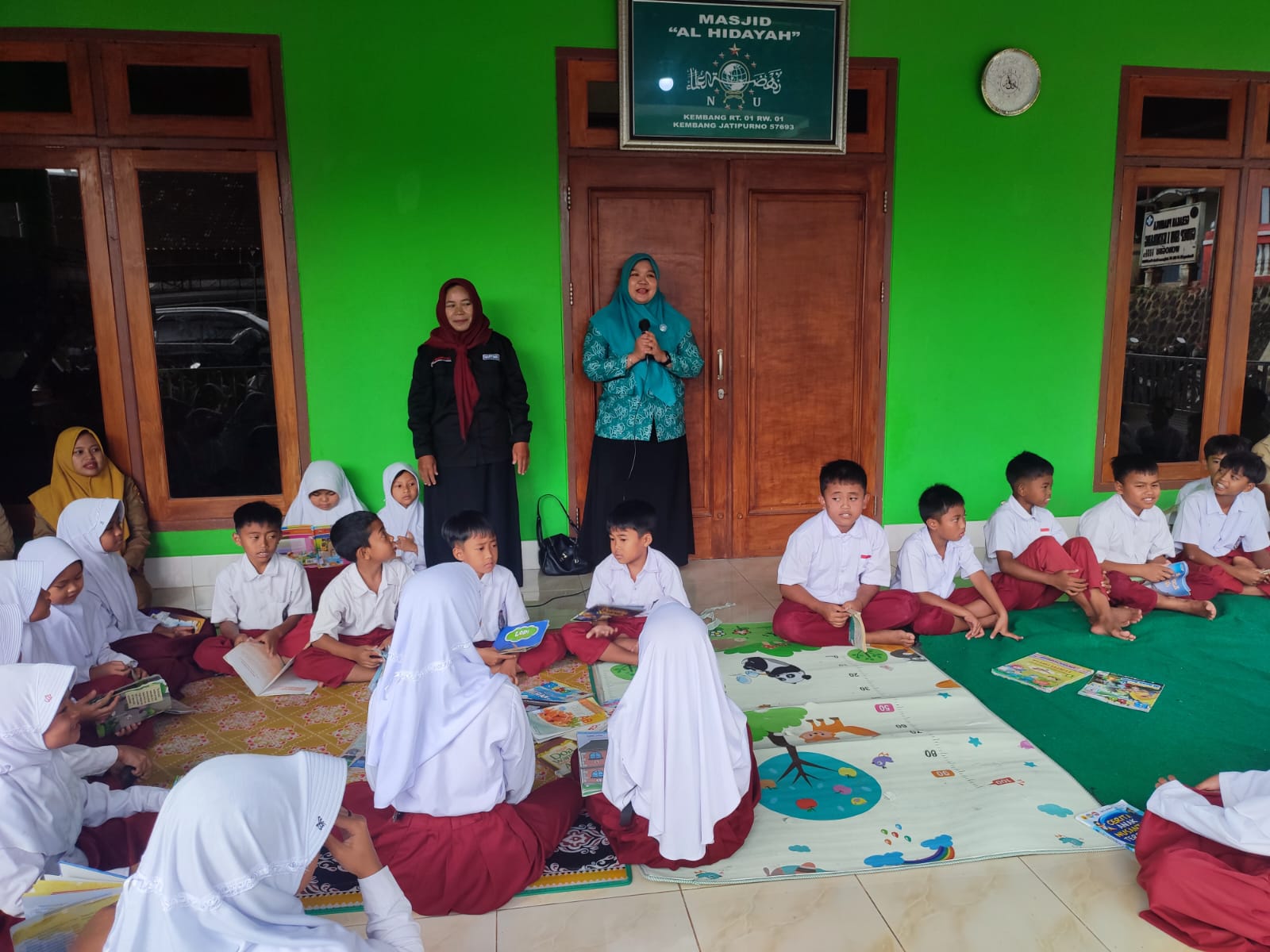 Membaca Bersama di Perpustakaan Keliling