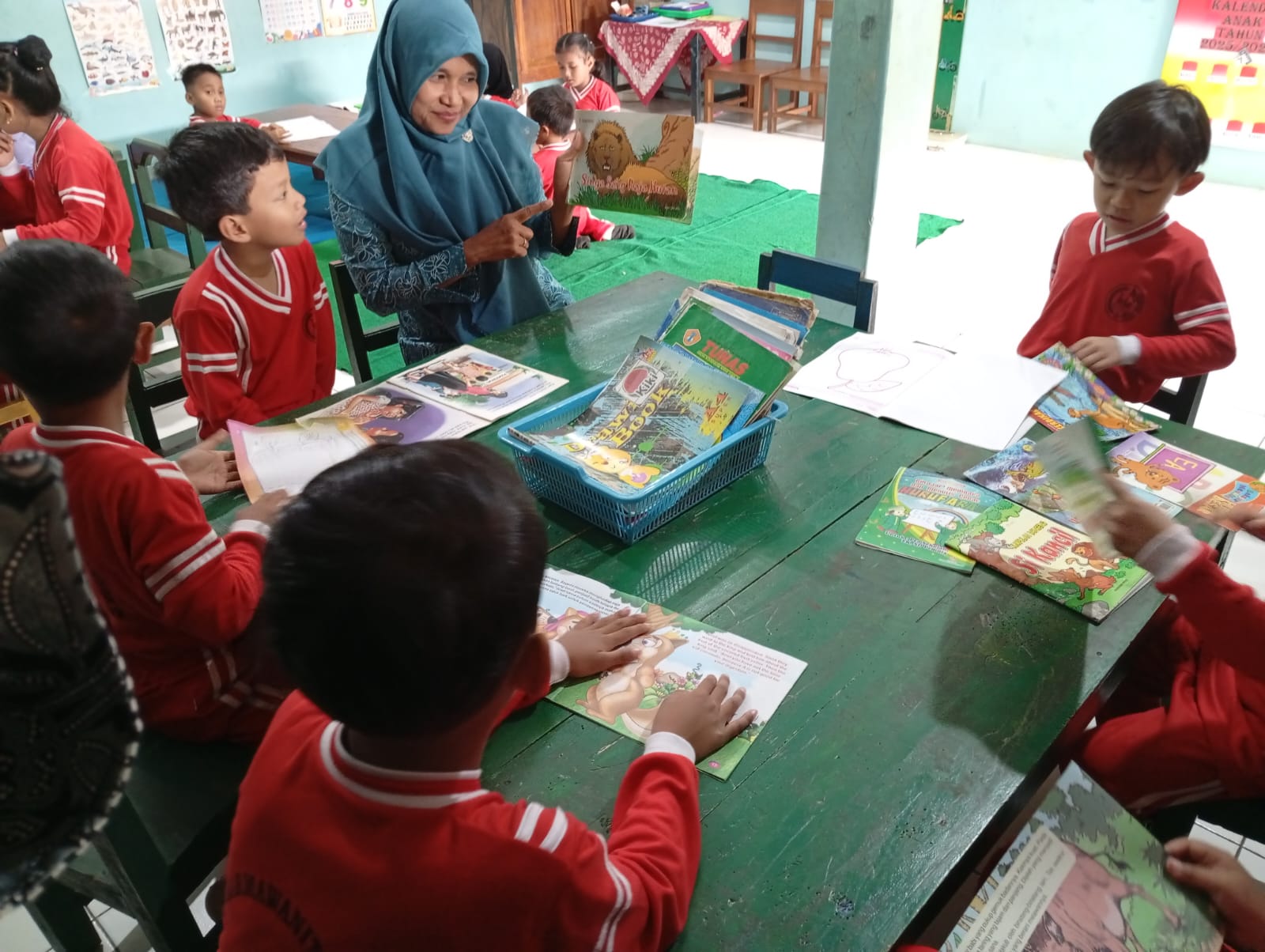 Pengembangan Minat Baca Anak PAUD Melalui Media Buku di TK Dharma Wanita Pondok 1
