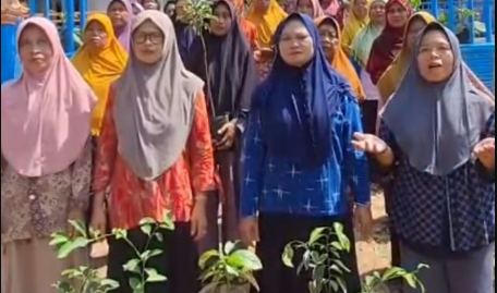 Ibu PKK Gelar Aksi Penanaman Pohon Buah dalam Peringatan Hari Lingkungan Hidup Sedunia