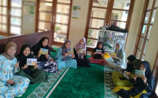 Gerakan Membaca Bersama PIK R emaja, mendorong literasi remaja mesti tinggal  dipedesaan .